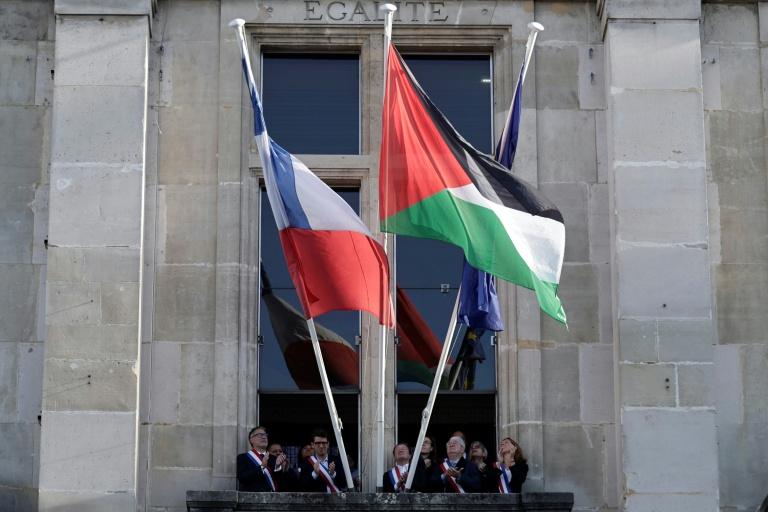 Des drapeaux palestiniens au fronton des mairies lundi, malgré la mise en garde de Beauvau