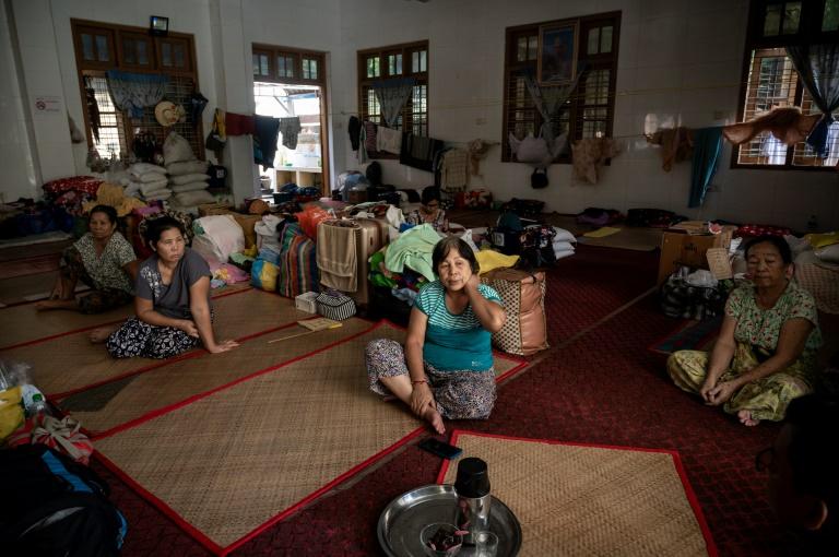 Birmanie: à Mandalay, le drame des déplacés face au conflit et aux ruines du séisme
