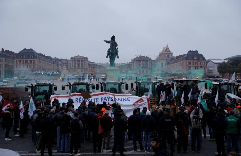 Devant le château de Versailles, une centaine d'agriculteurs alertent contre le Mercosur