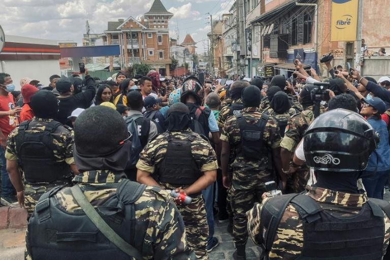 Madagascar: nouveaux rassemblements et tirs de gaz lacrymogènes, malgré le renvoi du gouvernement