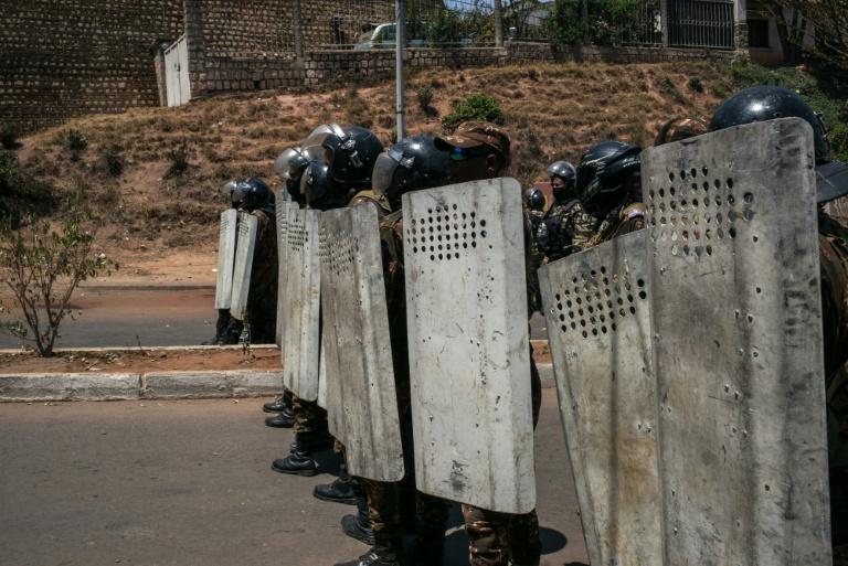 Madagascar: nouveaux rassemblements et tirs de gaz lacrymogènes, malgré le renvoi du gouvernement