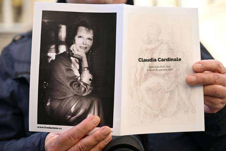 Des centaines de personnes rendent un dernier hommage à Claudia Cardinale à Paris
