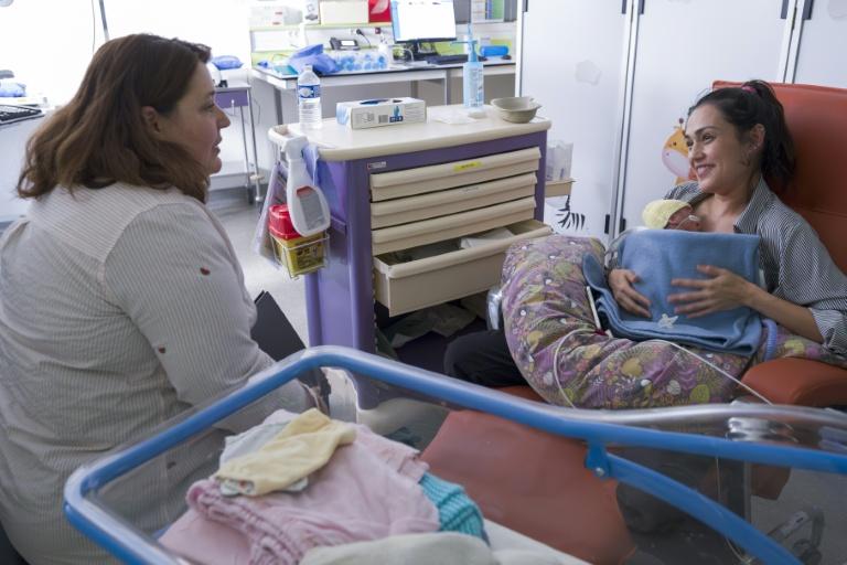 "Une bulle": à Nancy, une chanteuse lyrique enveloppe de sa voix les prématurés