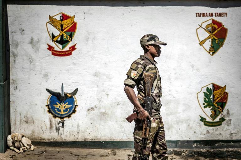 Madagascar: Rajoelina confirme son départ, un colonel investi président vendredi