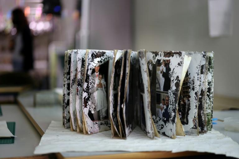 Après les inondations de Valence, des milliers de photos sauvées de la boue