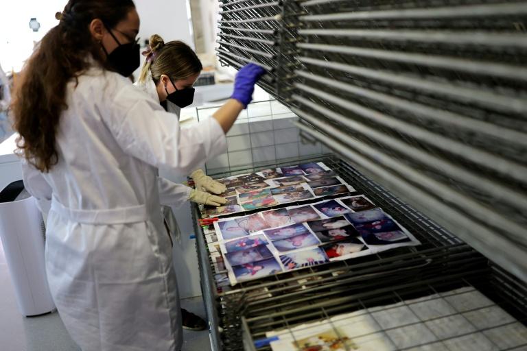 Après les inondations de Valence, des milliers de photos sauvées de la boue
