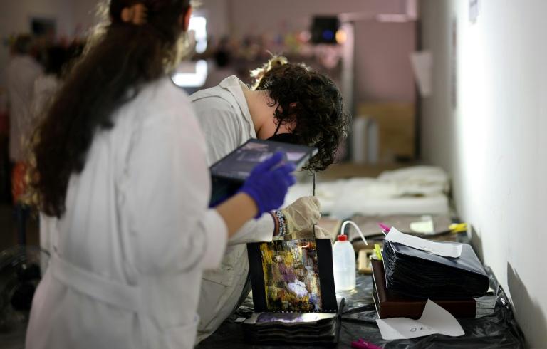 Après les inondations de Valence, des milliers de photos sauvées de la boue