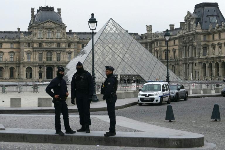 Vol des bijoux du Louvre: la traque est lancée, la sécurité des musées en débat
