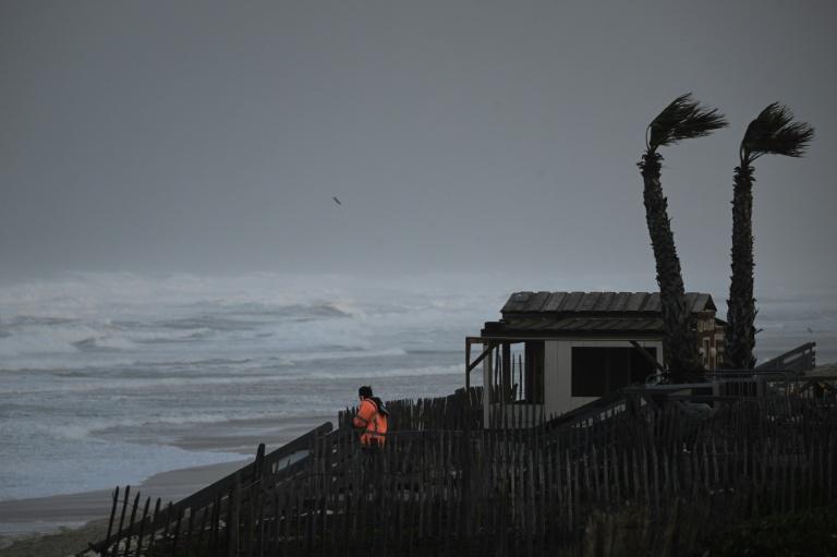 La tempête Benjamin balaie la France, quelques blessés légers
