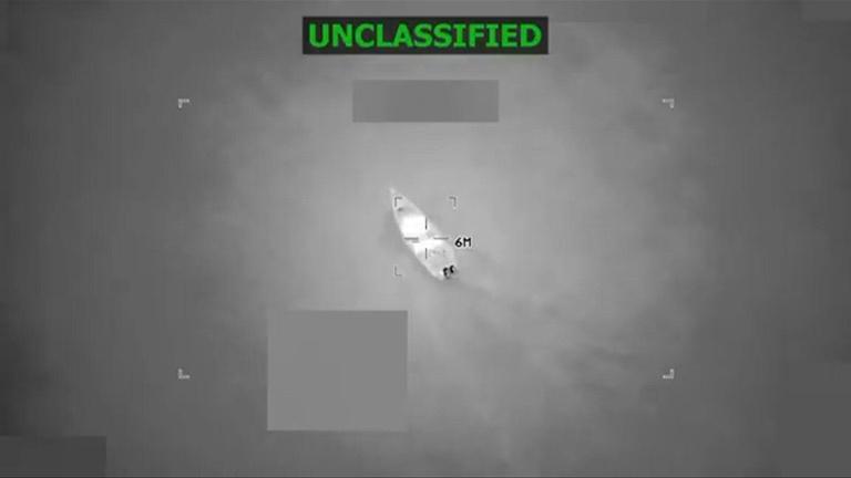 Nouvelle frappe américaine contre un bateau de narcotrafiquants présumés, six hommes tués, annonce Hegseth