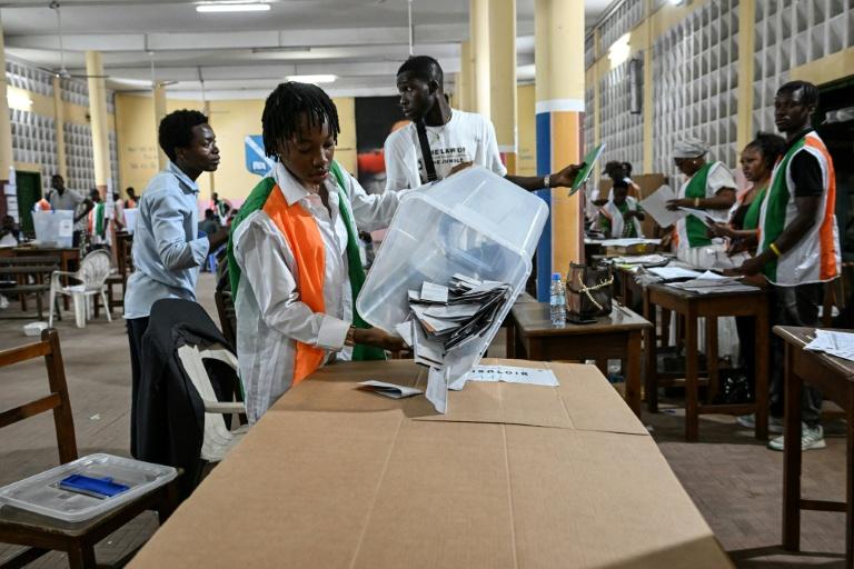La Côte d'Ivoire attend les résultats de la présidentielle, Ouattara vers un 4e mandat