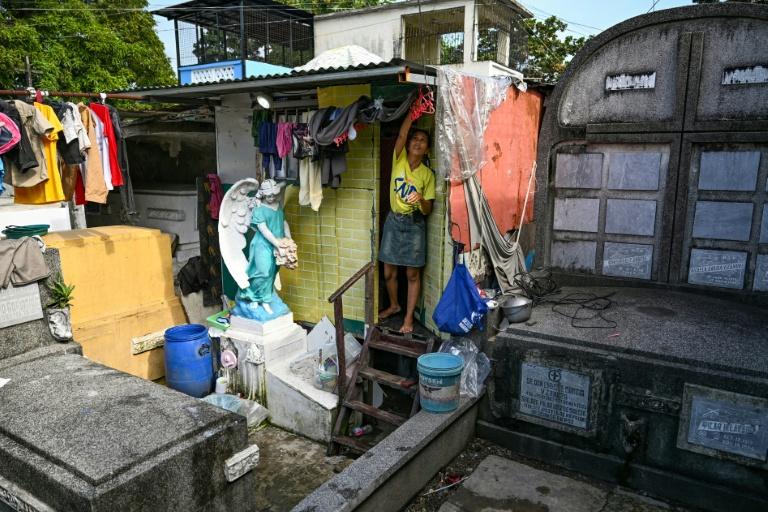 Aux Philippines, un cimetière où tentent de survivre les vivants démunis