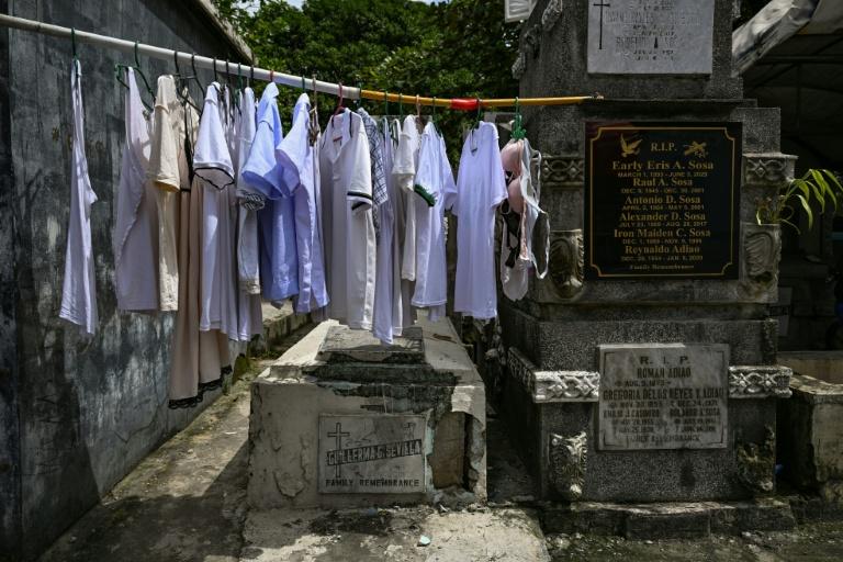 Aux Philippines, un cimetière où tentent de survivre les vivants démunis