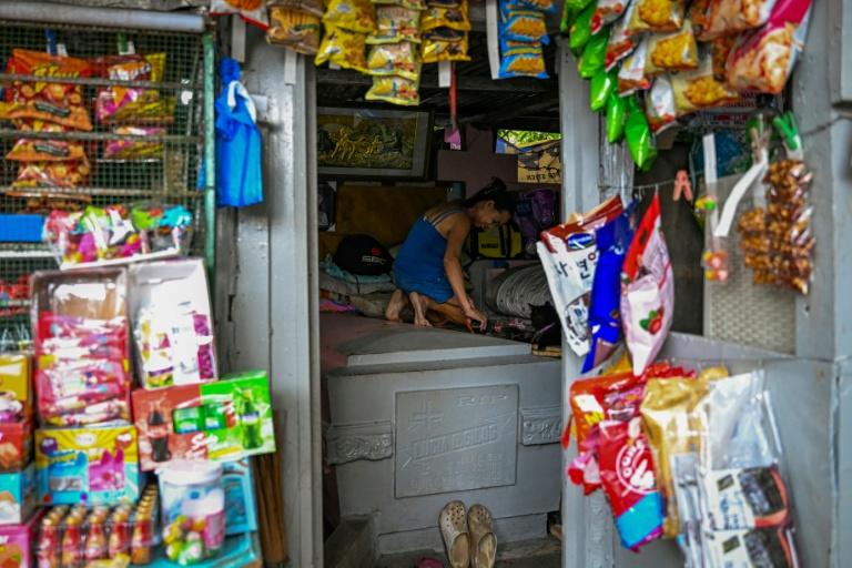 Aux Philippines, un cimetière où tentent de survivre les vivants démunis