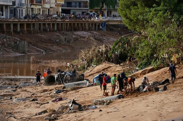 Espagne: hommage national et tensions politiques pour le premier anniversaire des inondations de Valence