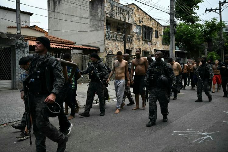 Scènes de guerre à Rio: 64 morts dans son opération policière la plus meurtrière