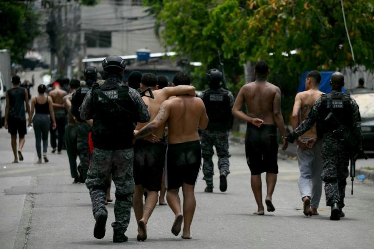 Scènes de guerre à Rio: 64 morts dans son opération policière la plus meurtrière