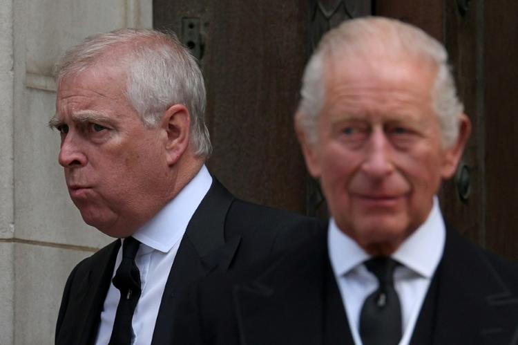 Charles III retire ses titres à son frère Andrew, emporté par l'affaire Epstein