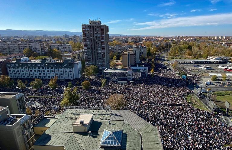 Un an après Novi Sad, la Serbie manifeste et rend hommage aux victimes