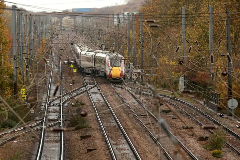 Angleterre : le suspect de l'attaque au couteau dans un train inculpé de tentatives de meurtre