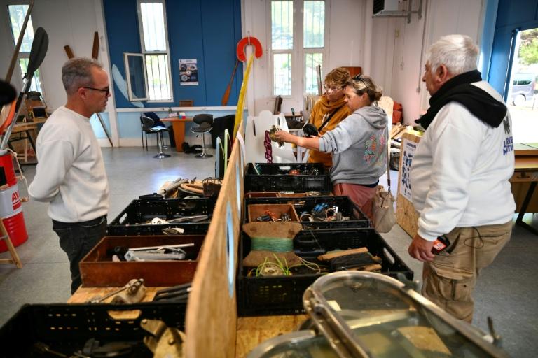 Un "Emmaüs de la mer" à la recherche de trésors recyclables dans les cimetières de bateaux