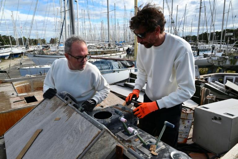 Un "Emmaüs de la mer" à la recherche de trésors recyclables dans les cimetières de bateaux