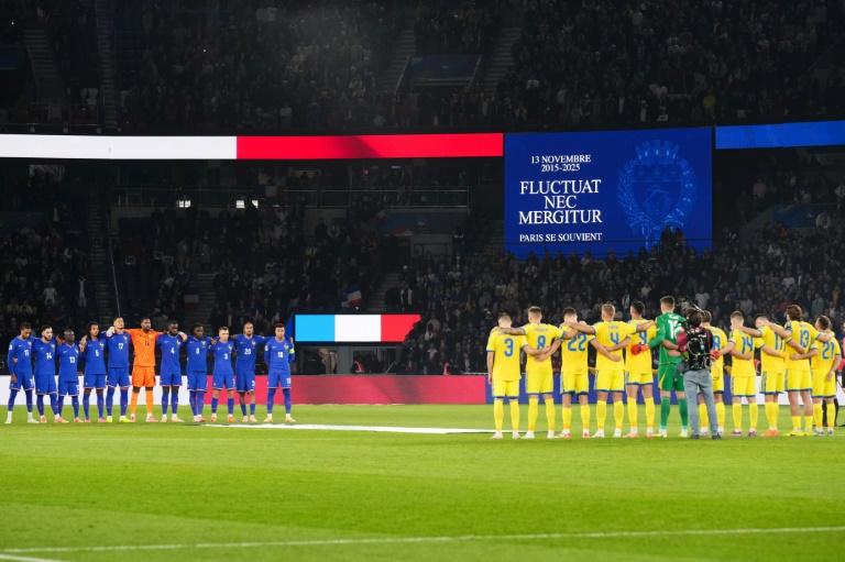Foot: hommage aux victimes des attentats du 13 novembre 2015 lors de France-Ukraine