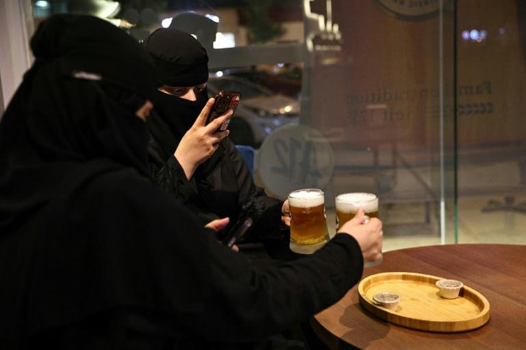 Pintes et cacahuètes: en Arabie saoudite, un bar fait le plein, mais sans alcool