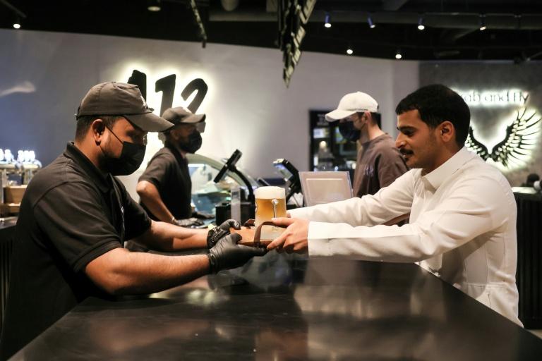 Pintes et cacahuètes: en Arabie saoudite, un bar fait le plein, mais sans alcool