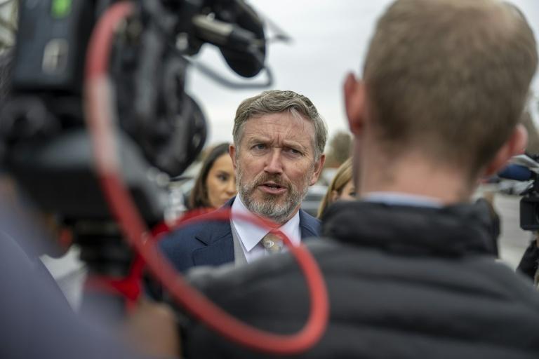 Trump signe la loi pour rendre le dossier Epstein public