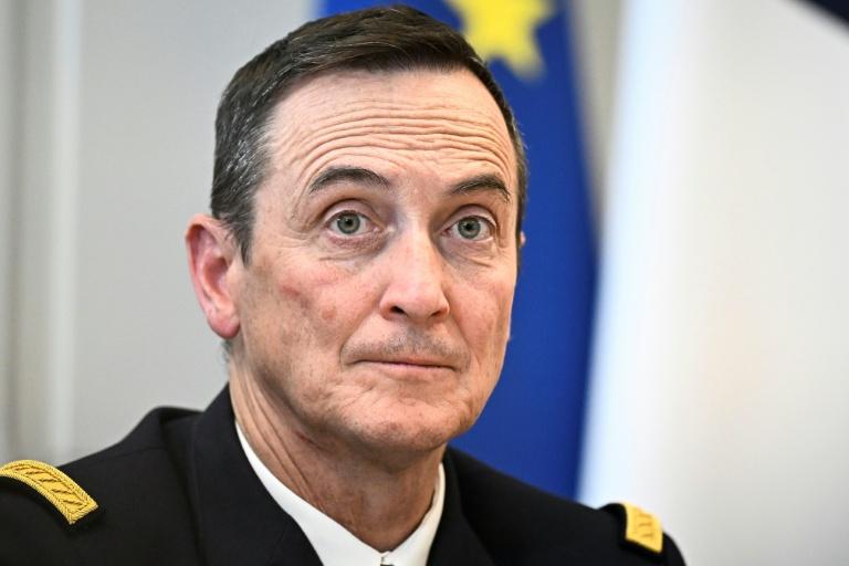 Macron relance le "service national", militaire et volontaire