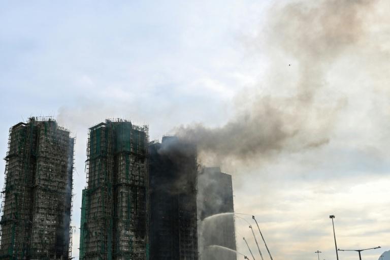 A Hong Kong, les pompiers tentent d'éteindre le gigantesque incendie d'un complexe immobilier