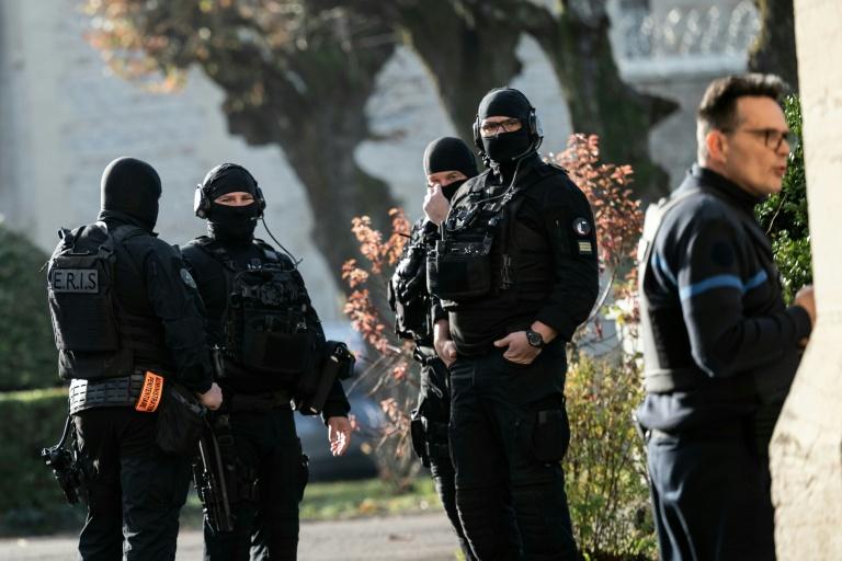 Avec une scie à métaux et des draps: deux détenus s