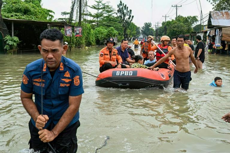 Inondations en Asie du Sud-Est: plus de 300 morts en Thaïlande et en Indonésie