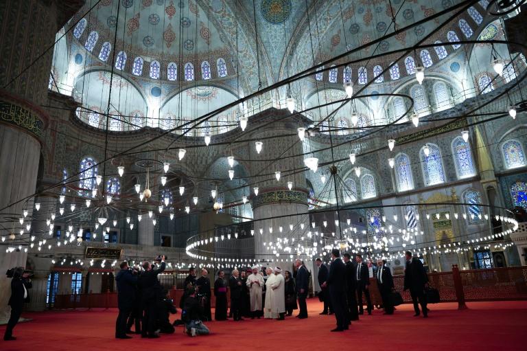 En Turquie, Léon XIV visite la Mosquée bleue d'Istanbul