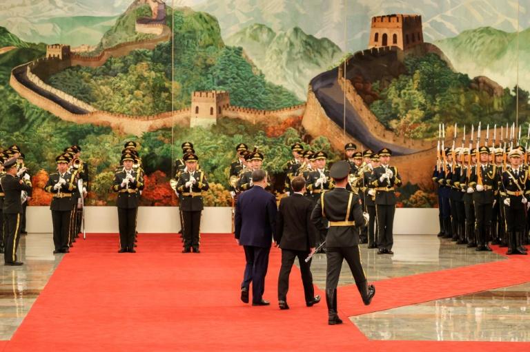 Ukraine, commerce: Macron entre dans le vif du sujet avec Xi à Pékin