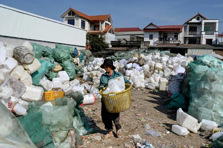 "Des cancers plein le village": la face sombre du recyclage au Vietnam
