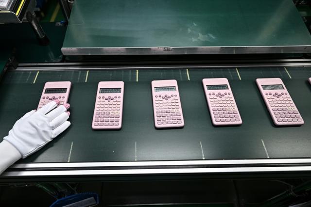 Des écoles aux boutiques, les calculettes à l'ancienne résistent à l'heure de l'IA