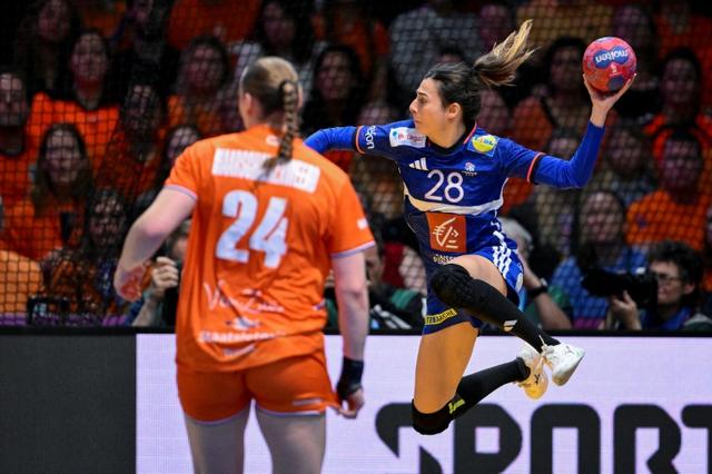 Hand: les Bleues repartent en bronze du Mondial