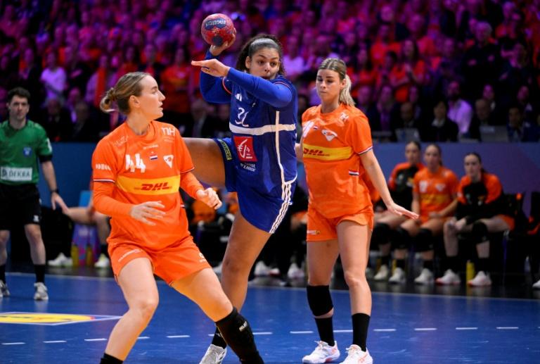 Hand: les Bleues repartent en bronze du Mondial