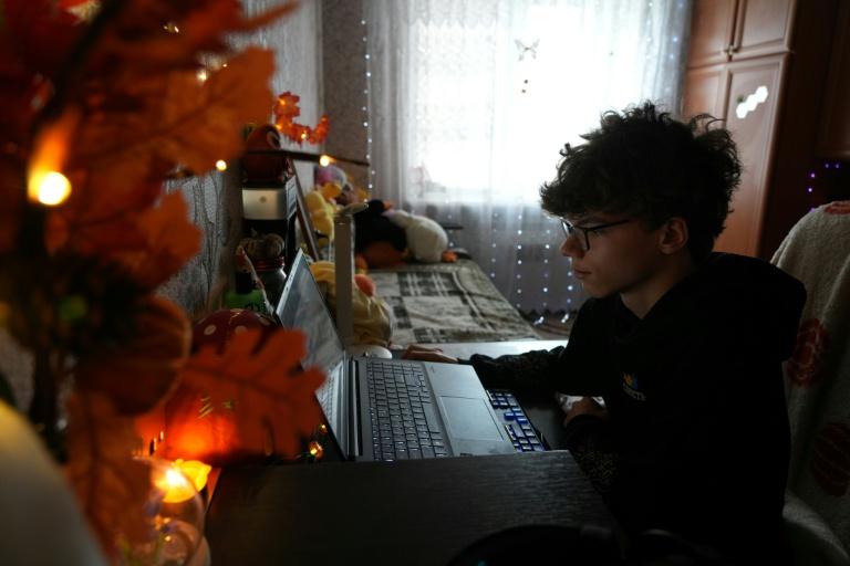 Endeuillé, isolé mais libre de rêver : être jeune en Ukraine