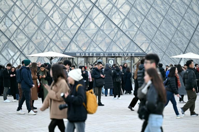 Fin de la grève au Louvre, le musée rouvre normalement