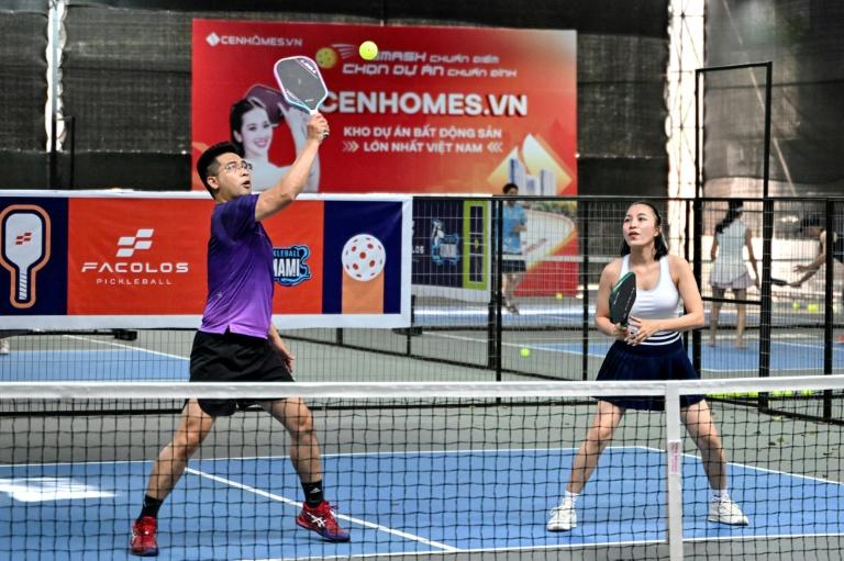 Plop ! Au Vietnam, la mode du pickleball rend les riverains fous