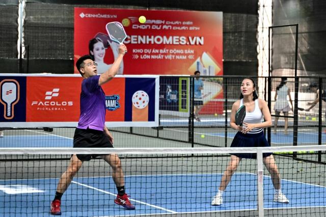 Plop ! Au Vietnam, la mode du pickleball rend les riverains fous