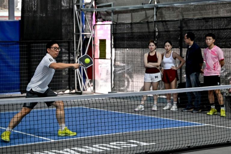 Plop ! Au Vietnam, la mode du pickleball rend les riverains fous