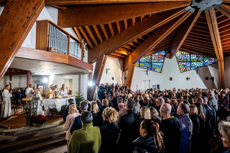 Bar incendié en Suisse: les premiers étrangers identifiés parmi les corps