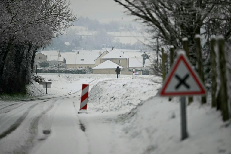 La France affronte neige et verglas, cinq morts sur les routes