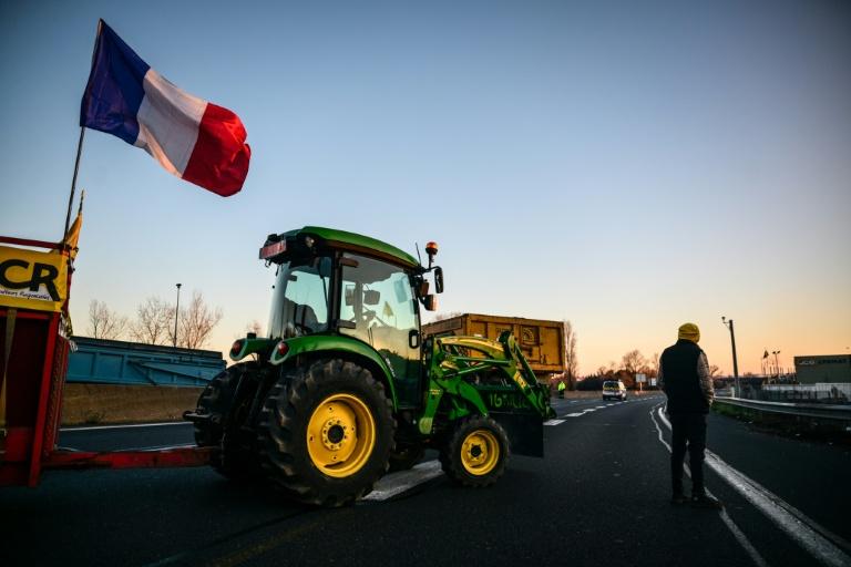 Les tracteurs de la Coordination rurale tentent de gagner Paris "coûte que coûte"