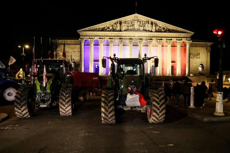 Les tracteurs de la FNSEA quittent l'Assemblée, après 24 heures de mobilisation à Paris