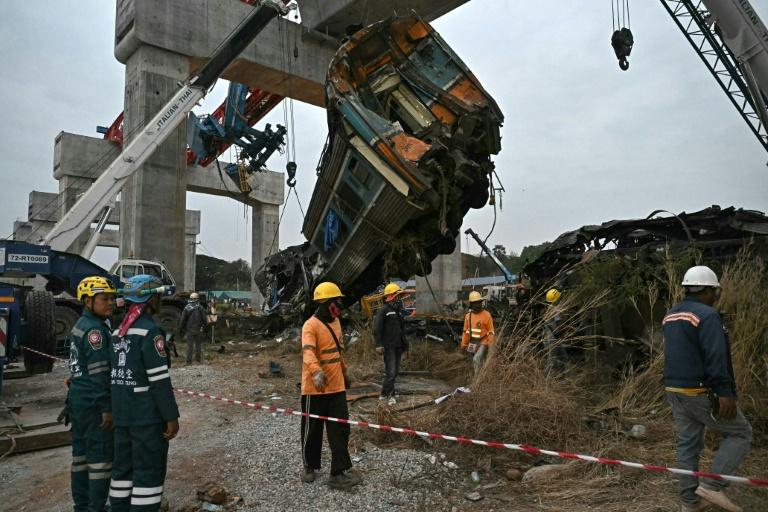 Thaïlande: 32 morts après l'effondrement d'une grue sur un train